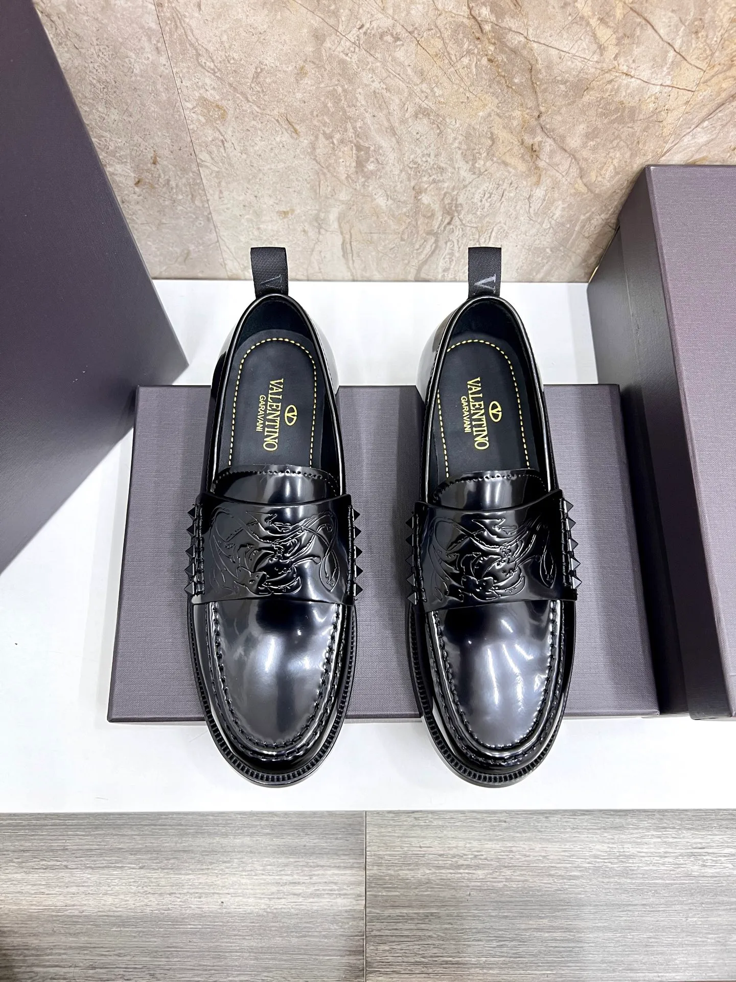 Men's men's shoes💰780 Valentino New men's V logo micro-label business casual loafers. These Derby loafers are made of imported cowhide leather. They are light in texture and cool in style. The uppers are decorated with brand logo buckles, showing off the big-name style! The lines reveal novel urban trends. The toe is round and full, and the rubber foam sole and triple protruding leather welt complement each other. It is extremely fashionable and charming, with dyed calfskin lining, genuine leather feet, and standard logo decoration. It is simple yet elegant. It has a classic European and American loose style and is extremely comfortable on the feet. Size: 39-44 (customized at 38.45.46)